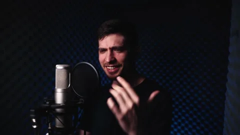 A man emotionally performs a vocal composition Vidéo 155510223