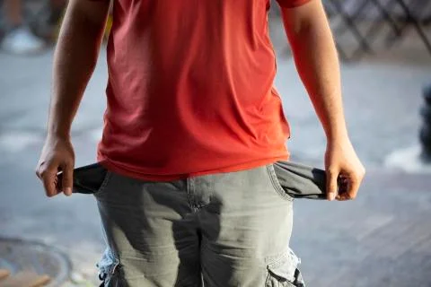 Man with empty pockets Stockfoto's