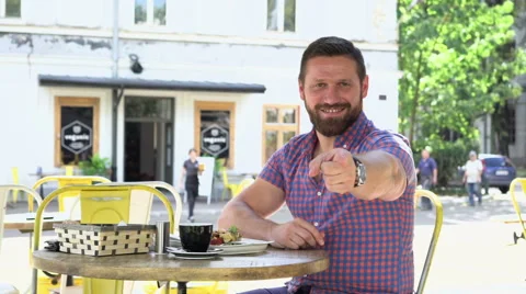 Man ends phone call and points finger at camera during breakfast 库存影片 67627404