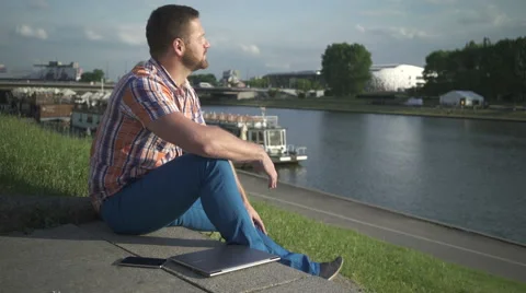 Man ends working on laptop and enjoy the moment, sitting on stairs. 库存影片 52718064