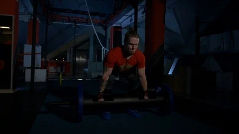 A man is engaged in krosslifting 库存影片 72100957