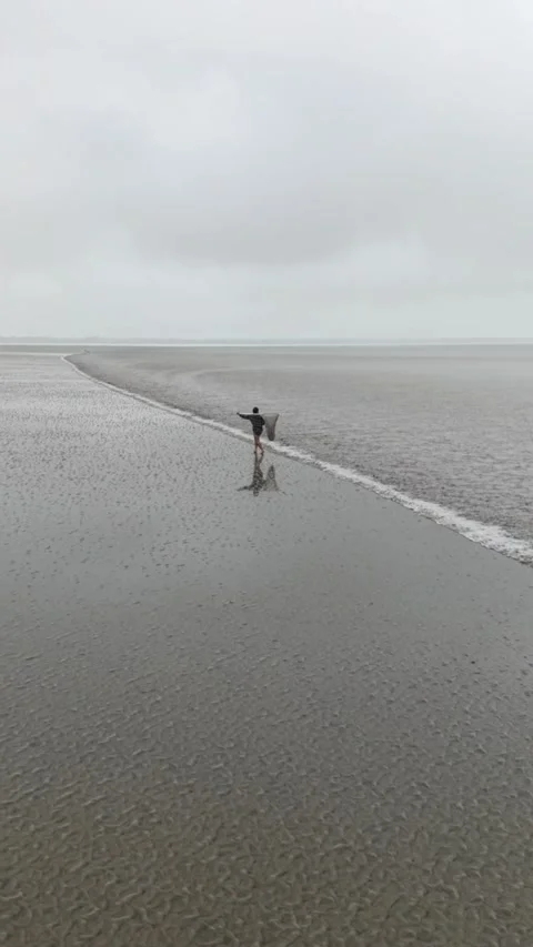 Man Engaged in Qiantang River Tidal Bore Custom, Zhejiang, China 스톡 동영상 337349656