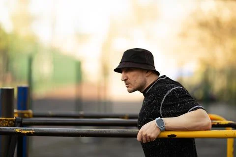 Man is engaged in strength training exercise using parallel bars in fitness park Foto stock