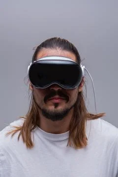 Man engages with a virtual world using a mixed reality spacial computer headset Foto stock