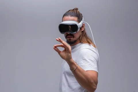Man engages with a virtual world using a mixed reality spacial computer headset Foto stock