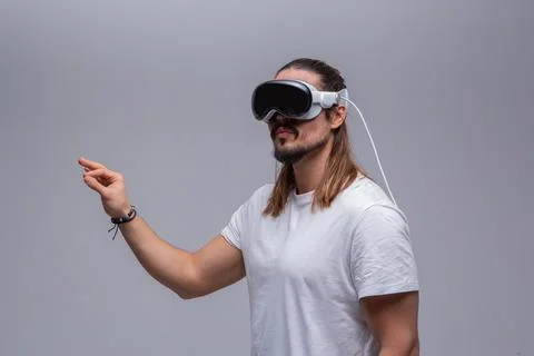 Man engages with a virtual world using a mixed reality spacial computer headset Foto stock