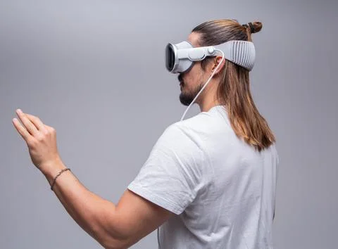 Man engages with a virtual world using a mixed reality spacial computer headset Foto stock