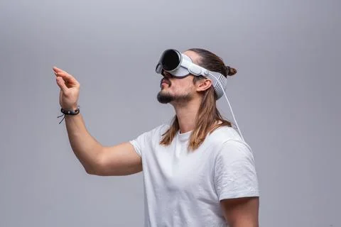 Man engages with a virtual world using a mixed reality spacial computer headset Foto stock