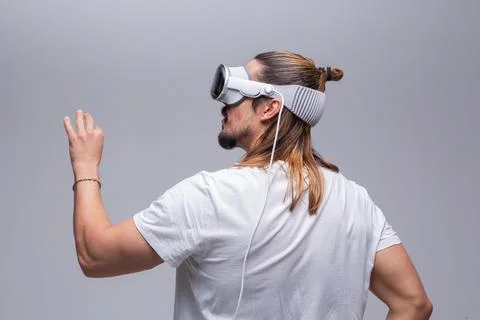 Man engages with a virtual world using a mixed reality spacial computer headset Foto stock