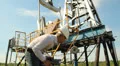 Man (engineer) with securities for the oil pumping unit Vídeos en HD