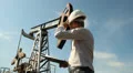 Man (engineer) with securities for the oil pumping unit Vídeos en HD