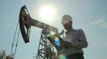 Man (engineer) with securities for the oil pumping unit Vídeos en HD