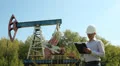 Man (engineer) with securities for the oil pumping unit Vídeos en HD