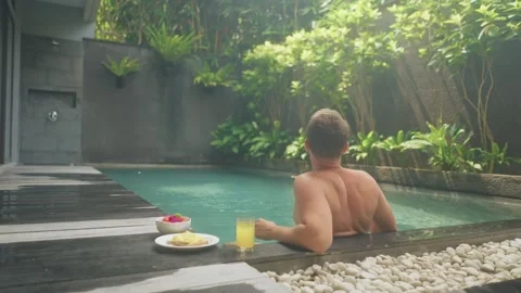 Man enjoying private pool breakfast on a tropical vacation Vidéo 341515725