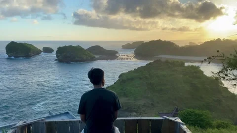 Man Enjoying Sunset View Over Tropical Beach and Ocean Cliffs Vídeo Stock 335713120