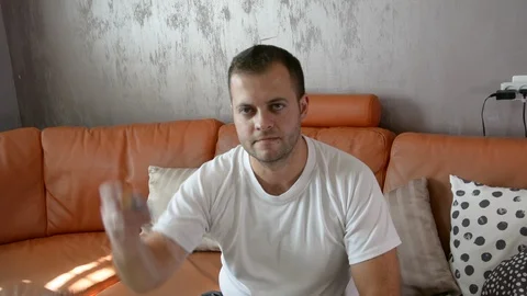 Man enjoying using  head scalp massage and make funny faces Vídeo Stock 95995399