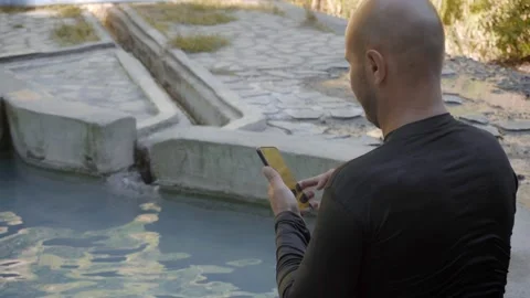 A man enjoys a hot spring in the mountains. Vídeo Stock 133577873