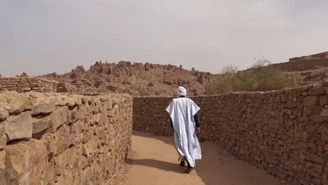 Man entering the old side of Ouadane, Sahara, Mauritania Vídeo Stock 149958172