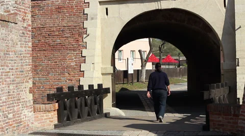 Man Enters Citadel Видео 31907912