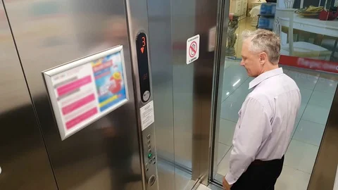 Man enters the elevator and presses the button. 스톡 동영상 77101071