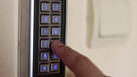 Man enters a password on a combination lock Vídeo Stock 135839875