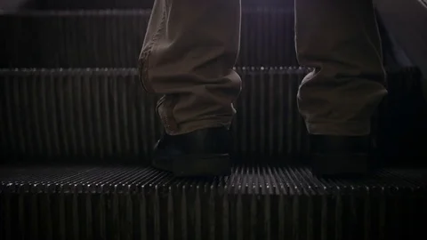 Man on escalators in Termini station in Rome Vídeo Stock 78516554