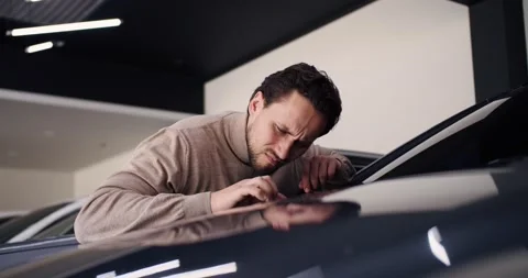A man examines a car for defects, found scratch Vídeo Stock 237585786