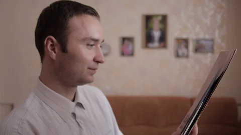 Man Examines A Vinyl Record With Interest Vídeos de archivo 328609616