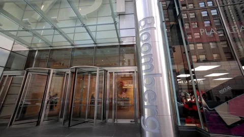 Man exiting Bloomberg Building in Midtown Manhattan New York City 스톡 동영상 201009727