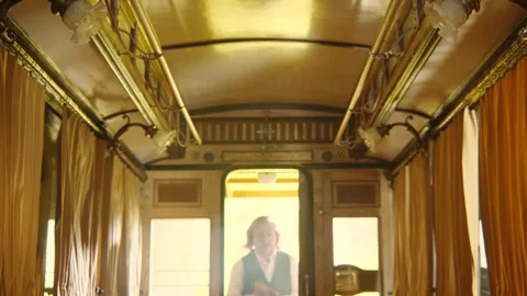 A man exiting an old tram Vídeo Stock 259586568