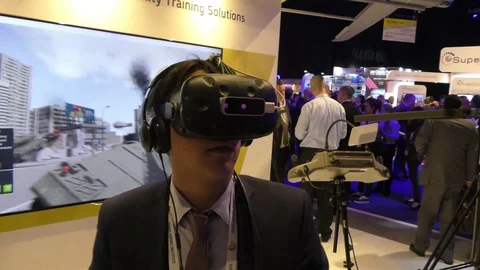A man experiences Elbit Systems’ VR military immersive Training Solutions 库存影片 70261396