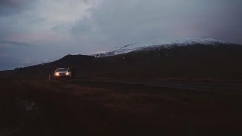 Man Experiencing Car Breakdown in Remote Icelandic Landscape Vídeo Stock 307360711