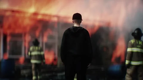 Man Experiencing Loss of Home Standing in Front of Burning Home 库存影片 336516141