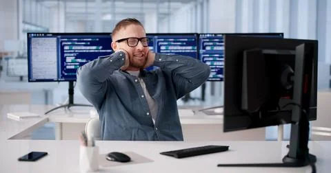 Man Experiencing Shoulder Discomfort While Working At Office Desk 스톡 사진