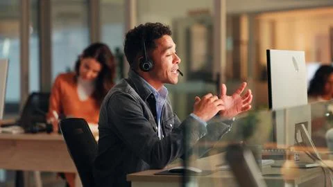 Man, explain and headset with computer in call centre for customer service,.. Foto stock