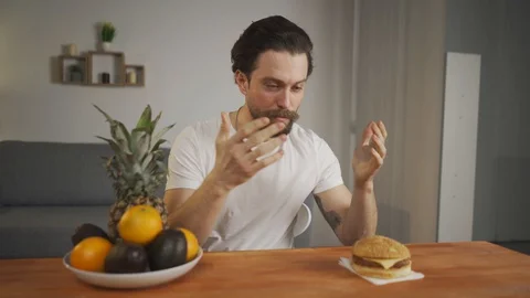 Man explained on camera the difference between a healthy meal and a harmful Video stock 128517570