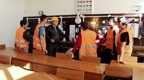 Man explaining electric devices Stock-Footage 64801954