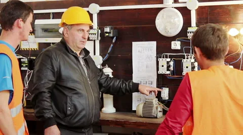 Man explaining electric devices 库存影片 64801962