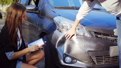 Man explaining to inspector how the car accident happened. Car crash. Broken car 스톡 동영상 95027159