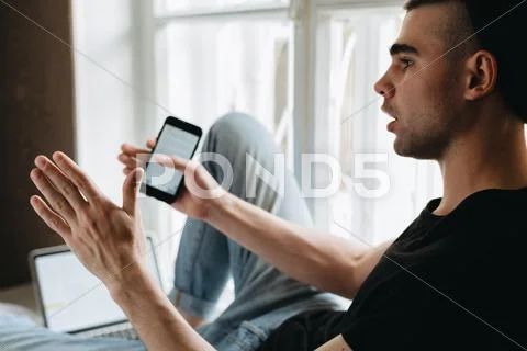 Man explaining something holding mobile Stock Photos