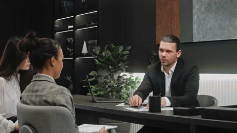 Man explaining to women something on papers in modern office Vídeo Stock 166967718