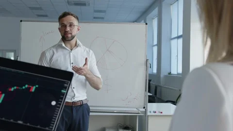 Man explains how to do best work in a company 스톡 동영상 157398510