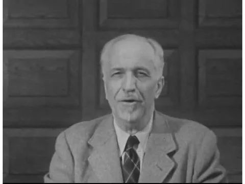 A man explains how the intake system of a car engine works in the 1950s. Video stock 74999268