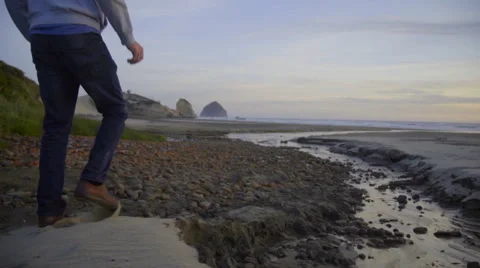 Man explores the Oregon coast line Stock Footage 59901938