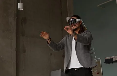 A man explores the potential of spatial computing with an AR headset Stock-Fotos