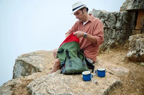 Man exploring nature while enjoying a hiking break with backpack and campin.. Foto stock