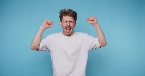Man expresses joy and excitement in four different poses against a blue bac.. Vídeos de archivo 331990847