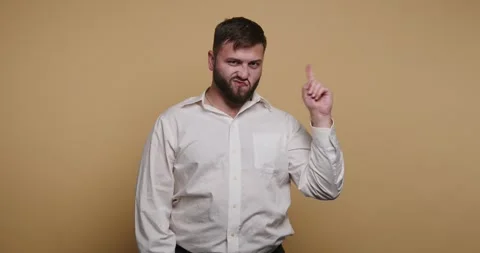 Man expresses strong opinions with dynamic gestures in a vibrant setting wh.. Vídeo Stock 329110183