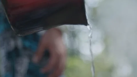 Man extinguish campfire Видео 90039451