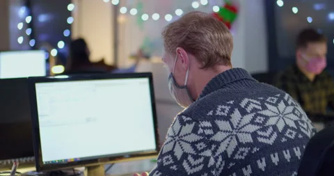 Man in face mask working on computer in open space office Vídeos de archivo 144267608